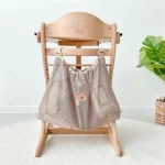 Sac à couches réutilisable en maille pour chaise haute sac de rangement suspendu tissu en maille couleur beige clair design moderne accessoire bébé fonctionnalité pratique style ludique