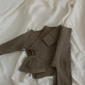 Ensemble vêtements bébé manches longues 3 pièces côtelé pantalon chapeau printemps 2025 garçon fille nouveauné tendance confort sécurité qualité Ensemble vêtements bébé manches longues 3 pièces côtelé pantalon chapeau printemps 2025 garçon fille nouveauné tendance confort sécurité qualité