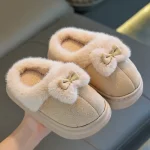 Chaussons d&rsquo;intérieur enfants confort douceur tissu fourrure synthétique antiglisse beige nœud satin