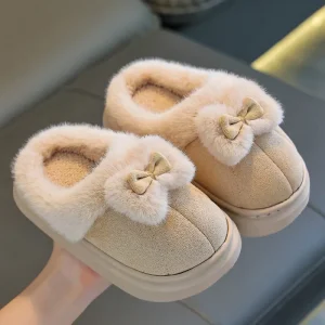 Chaussons d’intérieur enfants confort douceur tissu fourrure synthétique antiglisse beige nœud satin Chaussons d’intérieur enfants confort douceur tissu fourrure synthétique antiglisse beige nœud satin