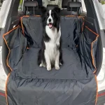 Housse coffre protection animaux  Doublure imperméable pour SUV  Design moderne avec accents orange  Protège intérieur véhicule contre poils et saleté