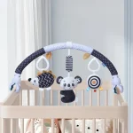 Jouet suspendu pour poussette bébé fixation mobile musicale divertisseur sécuritaire avec carillons apaisants tissu doux couleurs contrastées 刺激 visuel et auditif