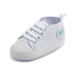 Baskets en toile légères pour bébés chaussures souples coordonnées premiers pas 018 mois style moderne blanc bleu logo Baby toutes saisons