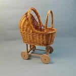 Poussette en rotin pour poupées jouet vintage en osier accessoire de jeu design rustique idéal pour enfants imaginative déco chambre enfant