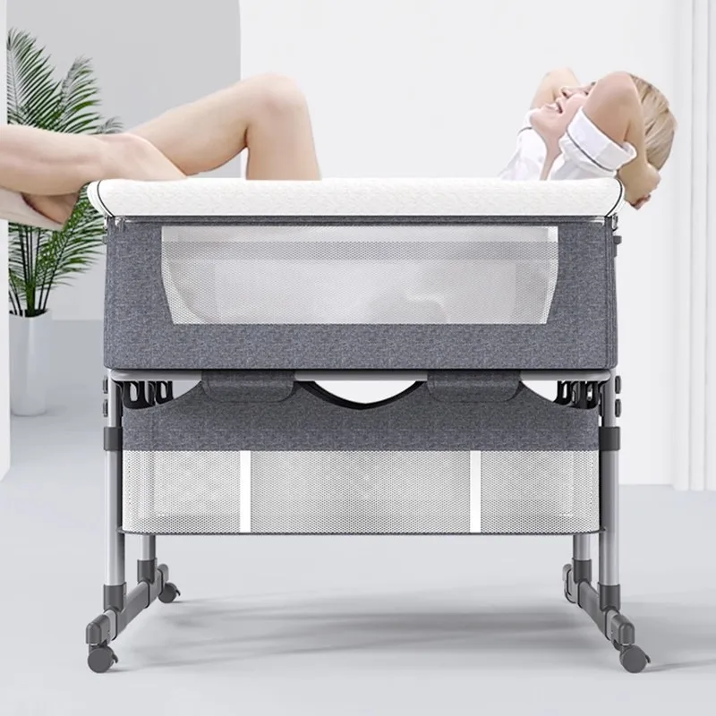 Lit bébé cosleeping double avec séparateur central amovible et filet respirant en métal et tissu gris