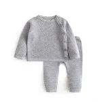 Ensemble bébé filles garçons pull pantalon gris matériau doux texture embossée boutons en bois élastiques poignets waist ajustement confortable 6 mois à 2 ans