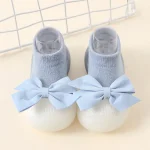 Chaussures bébé fille garçon brodées tissu souple semelle caoutchouc blanc bleu pastel design enfantin confortable usage quotidien