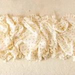 Couverture de fond photographie nouveauné beige douce accessoire mode foulard fronces motifs cœur doré style romantique textile doux usage studio ou événements