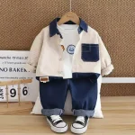 Ensemble trois pièces pour enfant garçon veste à rayures pantalon denim tshirt souriant printemps automne 24 ans vêtements décontractés qualité coton