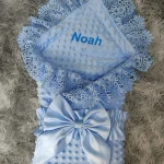 Couverture d’emmaillotage personnalisée pour bébé avec nom brodé nœud papillon unisexe nouveauné respectueux de la peau portable sommeil  bleu