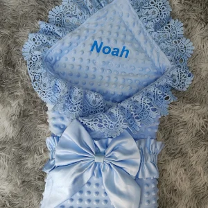 Couverture d’emmaillotage personnalisée pour bébé avec nom brodé nœud papillon unisexe nouveauné respectueux de la peau portable sommeil  bleu