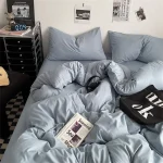 Parure de lit 100% coton lavé ensemble literie doux et apaisant 4 pièces style moderne minimaliste couleur bleu pâle pour chambre bébé ou adulte facile à entretenir