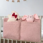 Organisateur de lit en velours pour bébé rangement jouets peluches poches attachables doux pelucheux chambre d&rsquo;enfant design moderne rose pastel