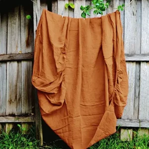 Draphousse 100% lin naturel housse de matelas texture froissée couleur brun terre literie rustique décoration intérieure textile écoresponsable style minimaliste qualité premium Draphousse 100% lin naturel housse de matelas texture froissée couleur brun terre literie rustique décoration intérieure textile écoresponsable style minimaliste qualité premium