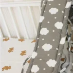 Coussin de protection lit bébé en coton style nuages gris parechocs universel berceau saisonnier doux et sécurisant pour chambre enfant