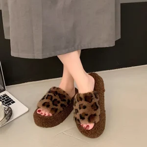 Mules intérieures femelle peluche similifourrure motif léopard confort maximal antiglissantes chaussons d’hiver adultes chauds doux grip optimal style moderne Mules intérieures femelle peluche similifourrure motif léopard confort maximal antiglissantes chaussons d’hiver adultes chauds doux grip optimal style moderne
