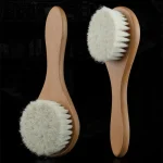 Brosse à poils doux pour bébé accessoire de soins capillaires en bois design épuré usage quotidien et voyage
