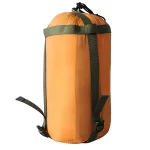 Sac de rangement camping compression étanche nylon orange sangles verte design moderne randonnée voyage outdoor pratique