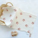 Couverture en mousseline bébé lapin tissu doux texture plissée design moderne usage multiple 50x25cm idéale pour nouveauné change poussette textile bébé