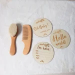 Ensemble brosse et peigne bébé coffret cadeau naissance bois naturel plaque annonce personnalisable accessoires soins cheveux bébé nouveauné