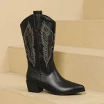 Bottes de Cowboy occidentales brodées ailes stylisées mimollet talon épais vintage noires collection 2025 femmes mode élégance