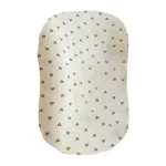 Coussin de Sommeil Amovible pour Bébé Conception Moderne avec Motifs Cœur Doux et Pratique Matériau Hypoallergénique Design Épuré Idéal pour Lit de Bébé ou Poussette