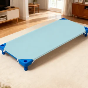 Lit de camp portable pour enfants 120×65 cm design moderne robuste facile à transporter couleurs bleues sécuritaire idéal pour soirées pyjama crèches ou voyages