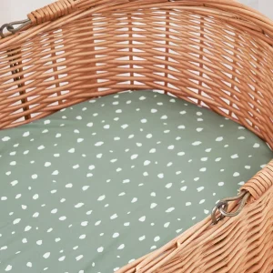 Panier en osier tressé avec tissu vert douillet et naturel pour rangement ou couchage bébé style scandinave