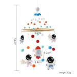 Mobile berceau bois thème espace astronautes fusée pompons colorés déco chambre bébé 06 mois cadeau naissance