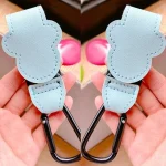 Porteclés bébé en cuir synthétique accessoire poussette style mignon couleur bleu pastel 2 pièces