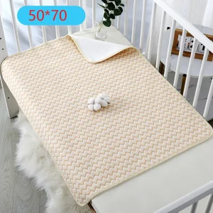 Matelas à langer en coton imperméable beige zigzag 50×70 cm doublure blanche pompon décoratif matelas bébé moderne et sécuritaire Matelas à langer en coton imperméable beige zigzag 50×70 cm doublure blanche pompon décoratif matelas bébé moderne et sécuritaire
