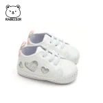Chaussures bébés filles RABEISIR style amour blanches cuir synthétique semelle caoutchouc antiglissante lacets motifs cœurs