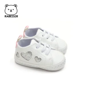 Chaussures bébés filles RABEISIR style amour blanches cuir synthétique semelle caoutchouc antiglissante lacets motifs cœurs Chaussures bébés filles RABEISIR style amour blanches cuir synthétique semelle caoutchouc antiglissante lacets motifs cœurs