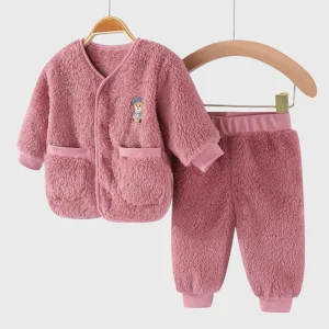 Ensemble pyjama flanelle doux bébé 13 ans texture pelucheuse logo ours design moderne usage nocturne vêtement confort enfant garçon fille