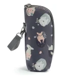 Trousse cylindrique synthétique avec motifs animaux fermeture éclair lanière design ludique idéale pour fournitures scolaires ou bureau