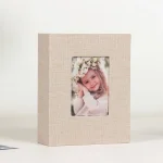 Cadre photo intérieur design minimaliste beige naturel pour afficher des souvenirs famille bébé déco élégante moderne