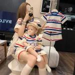 Ensemble familial coordonné pour nouveauné parent et enfant  Robe barboteuse unisexe rayée