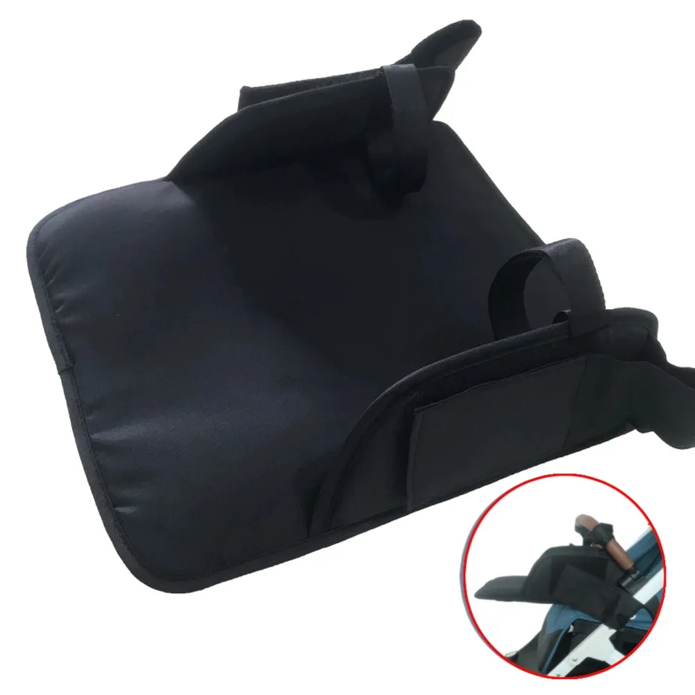 Coussin de sécurité pour siège de poussette accessoire bébé confortable tissu synthétique durable fixation sécurisée design minimaliste idéal pour promenades quotidiennes