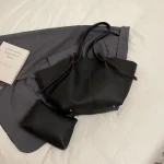 Sac à main tote en cuir PU souple grand format design minimaliste poignées épaules sac shopping élégant couleur noire accessoires inclus style 2025
