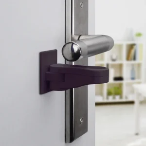 Barre de verrouillage de porte pour bébé serrure sans installation sécurisation antiouverture design moderne violet et inox Barre de verrouillage de porte pour bébé serrure sans installation sécurisation antiouverture design moderne violet et inox