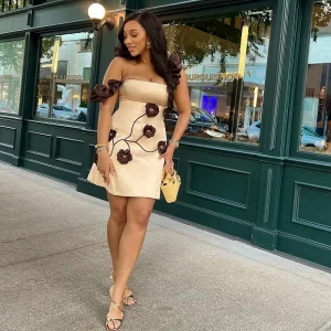 Robe de soirée pour filles en satin polyester sans bretelles avec fleurs et perles robe de cocktail courte occasion élégante qualité douce et respirante Robe de soirée pour filles en satin polyester sans bretelles avec fleurs et perles robe de cocktail courte occasion élégante qualité douce et respirante