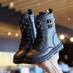 Bottes militaires noires en simili cuir fermeture à lacets et zipper style urbain idéales pour fille ou garçon automnehiver 2023