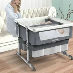 Lit bébé cosleeping double avec séparateur central amovible et filet respirant en métal et tissu gris