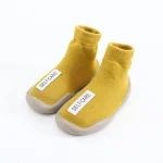 Chaussettes bébé premières marche montantes en caoutchouc semelle souple jaune chaussons enfant bébé garçon fille poussette accessoire bienêtre confort