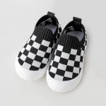 Chaussures bébé slipon antidérapantes premiers pas design damier noir blanc confort respirant facile à enfiler printemps 2024