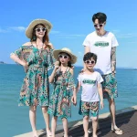 Tenues assorties pour la famille, robes de plage pour mère et fille, à fleurs, T-shirt et short en coton pour papa et fils, tenue de Couple, bord de mer, été, 2022 – One set