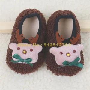 Pantoufles d&rsquo;hiver pour enfants chaussons pelucheux antidérapants style renne doux et chaud idéal pour bébés garçons et filles cadeau enfant