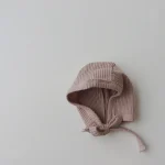 Chapeau bébé en coton côtelé rose pâle doux et confortable pour nouveauné 01 ans style asymétrique nouettes sous le menton idéal pour l&rsquo;automne et le printemps unisexe design moderne et pratique