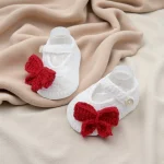 Chaussons bébé doux intérieur blancs nœud rouge confortables toutpetits premiers pas naissance