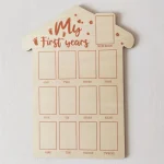 Cadre photo bois pour bébé souvenir des premières années déco chambre enfant maison avec toit en pente empreintes pieds cœur style moderne et chaleureux 12 ans de souvenirs